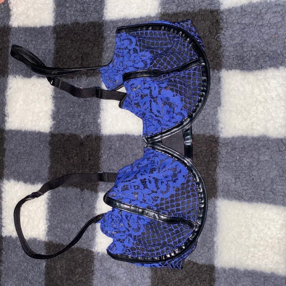 Victoria’s Secret very sexy balconet size 34DD